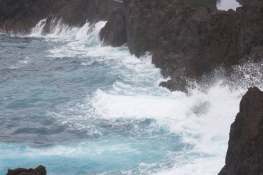 Dalgalar kayalara çarpıyor.