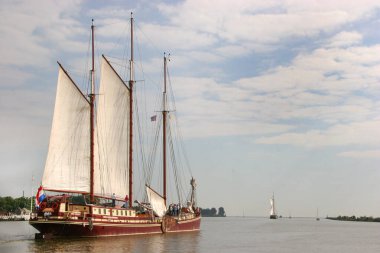 Hollanda 'nın sularındaki klasik ahşap yelkenli.