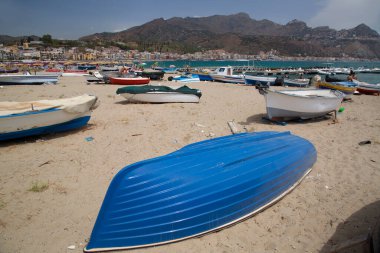 Sahile demir atmış balıkçı tekneleri, seyahat çekimleri.