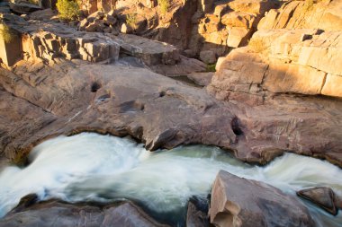 Dağlardaki güzel nehir manzarası