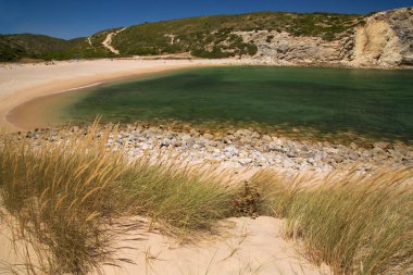 Praia da Bordeira, Kosta Vicentina doğal parkında, Carrapateira ve Bordeira köylerinin yakınında yer alan bir sahil..