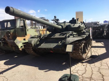 Şehirdeki eski askeri tank.