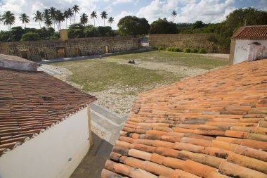 Tropik bölgelerdeki eski beyaz bina, seyahat çekimi.