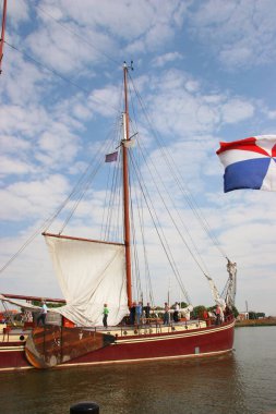 Hollanda 'nın sularındaki klasik ahşap yelkenli.