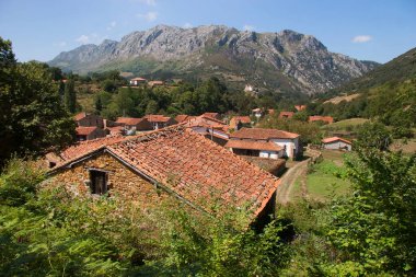 Dağlardaki köyün güzel manzarası 