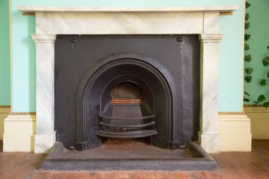 Eski metal şömine, ön manzara.