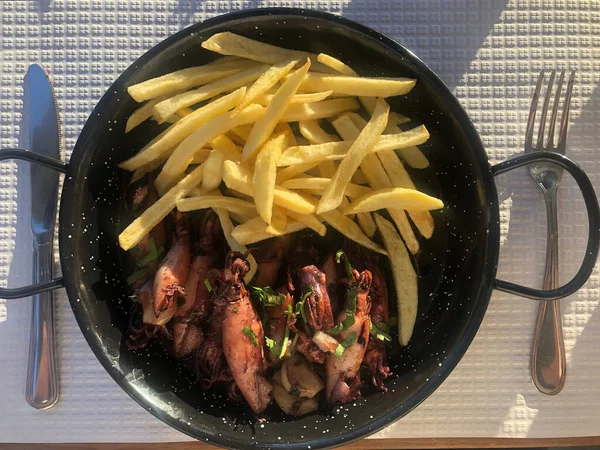 Kızarmış tavuk, patates ve patates kızartması..