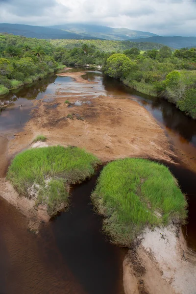 Tropikal yeşillik ve nehir manzarası