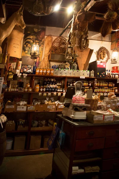 Hediyelik eşya satan bir dükkanın içinde.