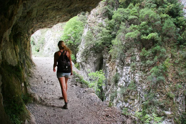 Dağlarda yürüyüş yapan bir kadın.