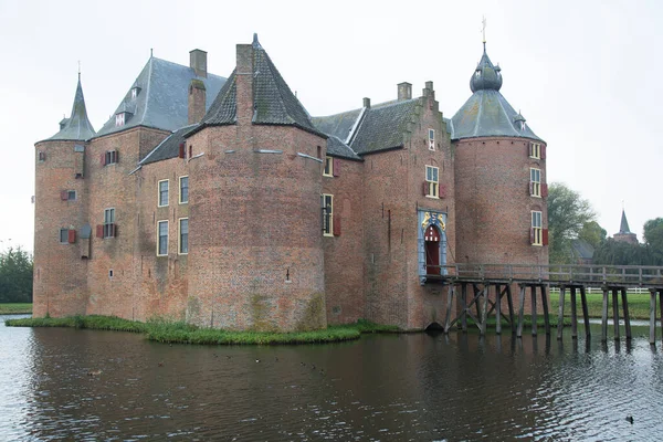 Ammersoen Kalesi Ammerzoden 'de yer almaktadır.