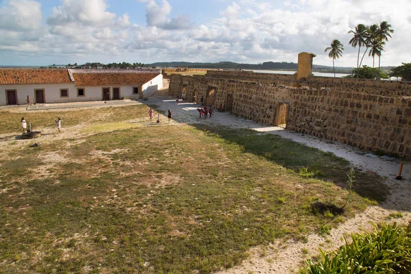 Tropik bölgelerdeki eski beyaz bina, seyahat çekimi.