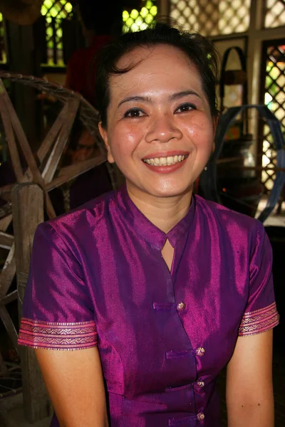 Kumaşta çalışan bir kadın. İpek kumaş üretim konsepti