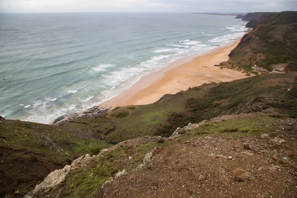 Deniz kıyısı, dalgalar ve kumlu sahil
