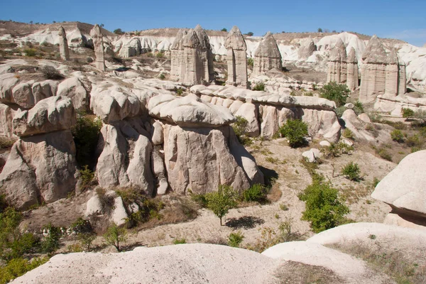 Chimeneas Altas Erosionadas Pináculos Piedras Más Duras Que Equilibran Parte — Foto de Stock