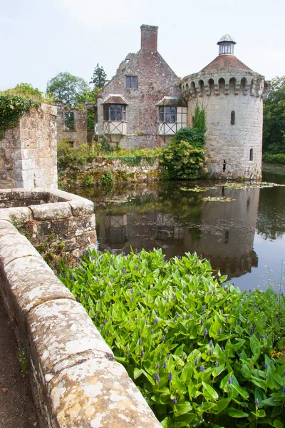 Güzel şato mimarisinin manzarası.