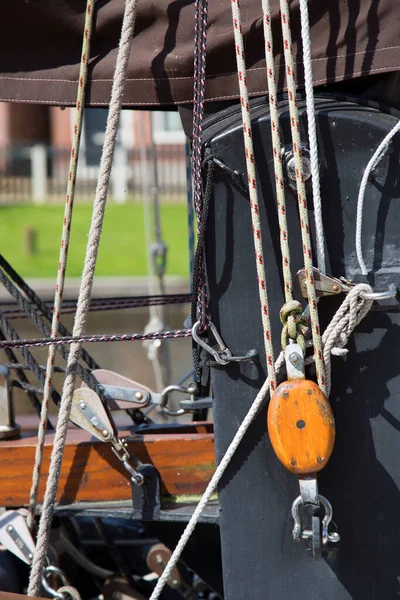 Avrupa kenti yakınlarında küçük bir tekne