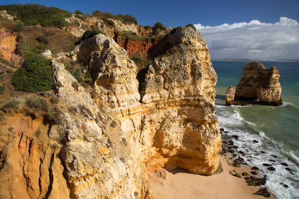 Güzel kayalık deniz manzarası