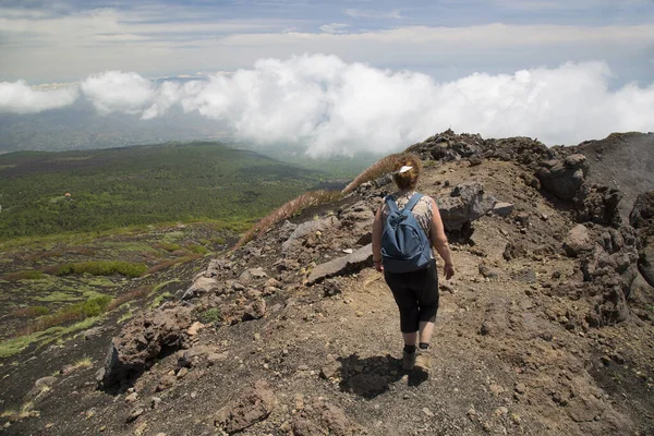 Dağlık arazide kadın yürüyüşçünün dikiz görüntüsü