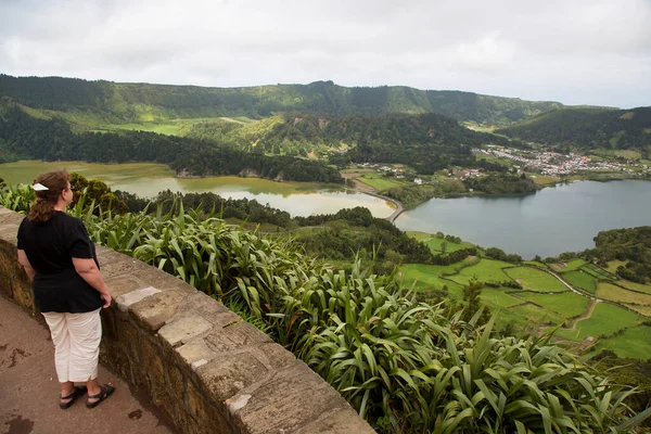 Göl manzaralı güzel dağ manzarasına bakan kadın.