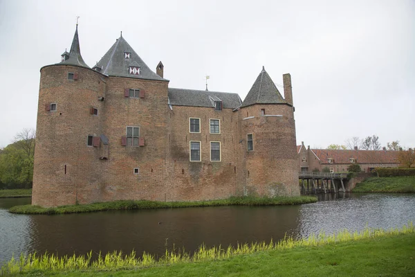 Su kanalı üzerinde ortaçağ binası manzarası