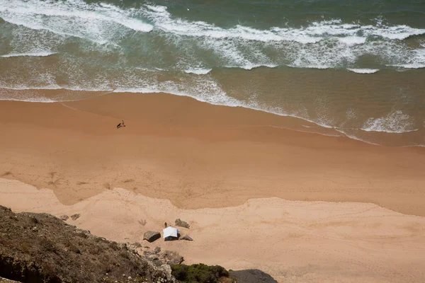 Praia da Bordeira, Kosta Vicentina doğal parkında, Carrapateira ve Bordeira köylerinin yakınında yer alan bir sahil..