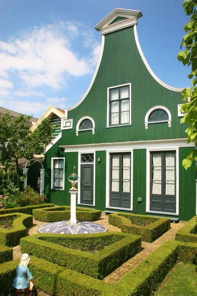 Küçük kasabada güzel bir mimari.