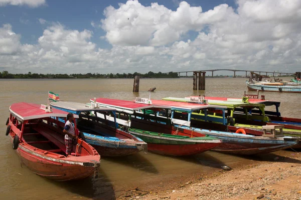 Sahilde balıkçı tekneleri 