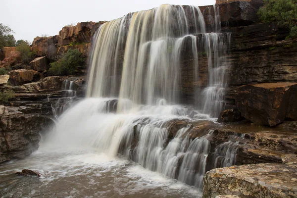 Dağlarda güzel bir şelale 