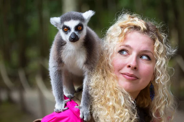 Maymunlu bir kadının bilinmeyen portresi
