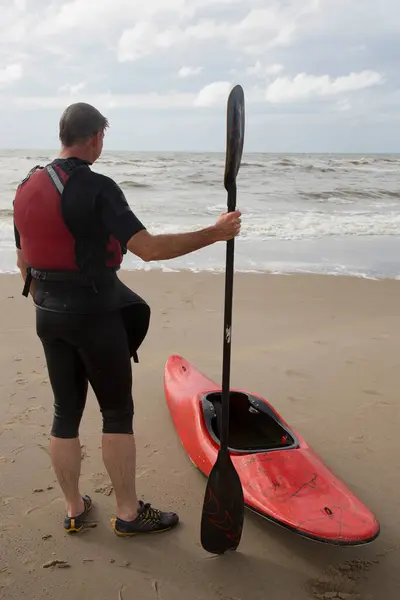 Homme Avec Canot Bateau Sur Plage Mer — Photo