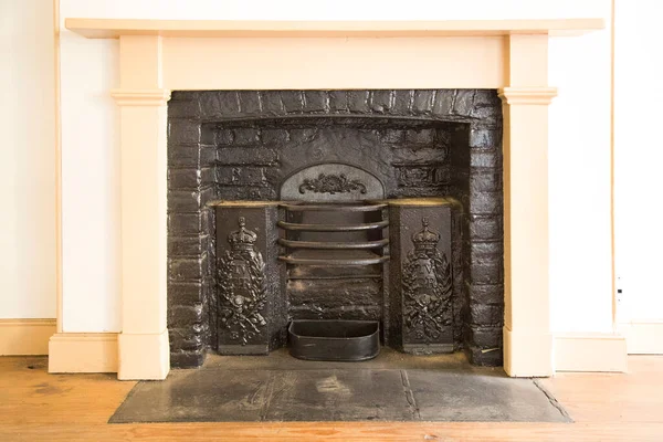 Eski metal şömine, ön manzara.