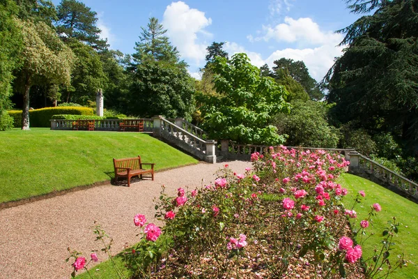 Yazın çiçek yataklarının manzarası çok güzel.