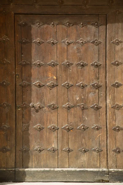 Старі Дерев Яні Двері Різьбленим Візерунком — стокове фото