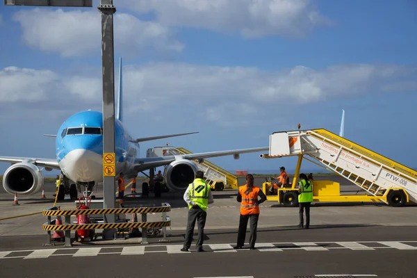 Bir uçağın, yer ekibinin havaalanına gelişi 