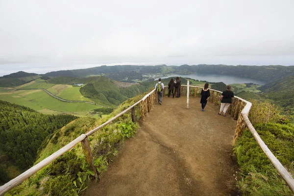 Turistler dağlarda yürüyor ve dinleniyorlar