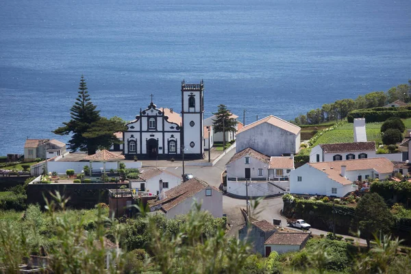 Güzel liman manzarası, eski kilise ve evlerin beyaz binası.