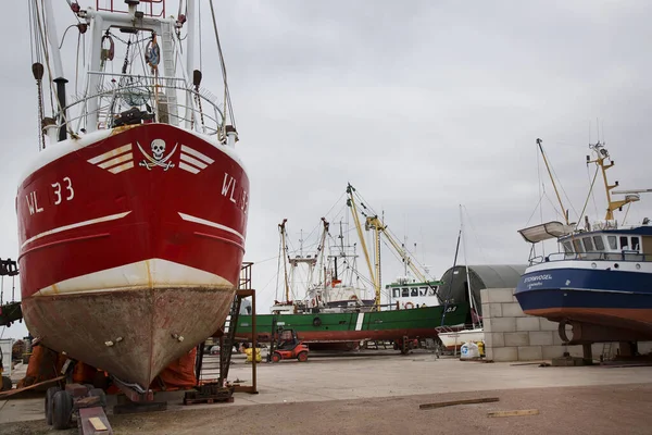 Bulutlu bir günde limanda tekneler