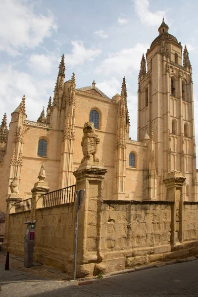 Eski mimari ile eski kasaba sokak sahnesi