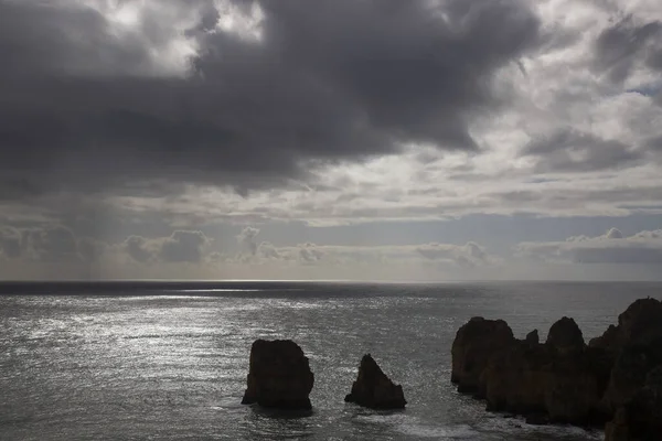 Güzel kayalık deniz manzarası