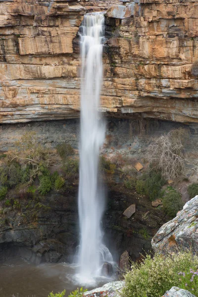 Dağlarda güzel bir şelale 