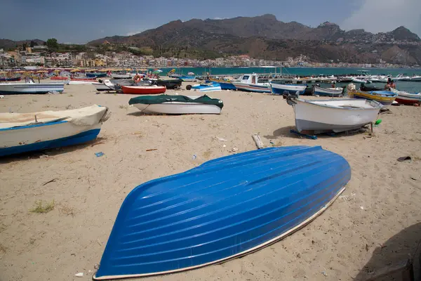 Sahile demir atmış balıkçı tekneleri, seyahat çekimleri.