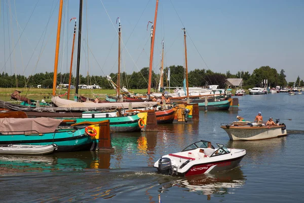 Kanal manzaralı tekneler