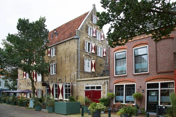 Tarihi bina güneşli gün