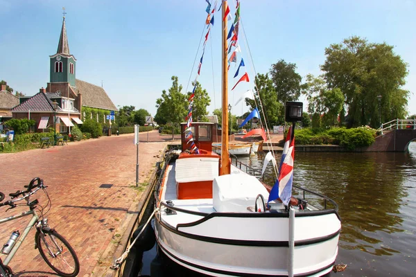 Hollanda 'da küçük tekneler