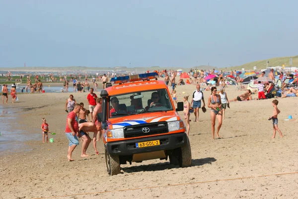 Carro Pelotão Resgate Pessoas Descansando Praia Pública Tiro Viagem — Fotografia de Stock