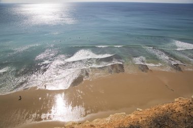 Güzel sahil manzarası, dalgalar ve okyanus, kumlu sahil. 
