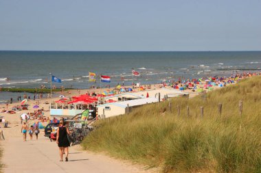 Deniz sahili insanları.