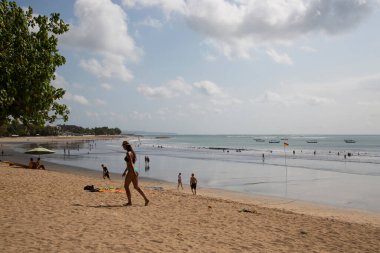 Kumsaldaki insanlar.