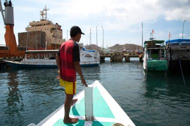 Rıhtımda demirlemiş teknelerin manzarası